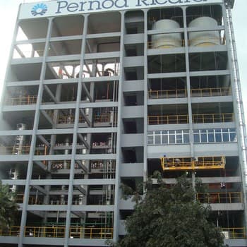 Fachada de prédio industrial da Pernod Ricard após recuperação de pintura